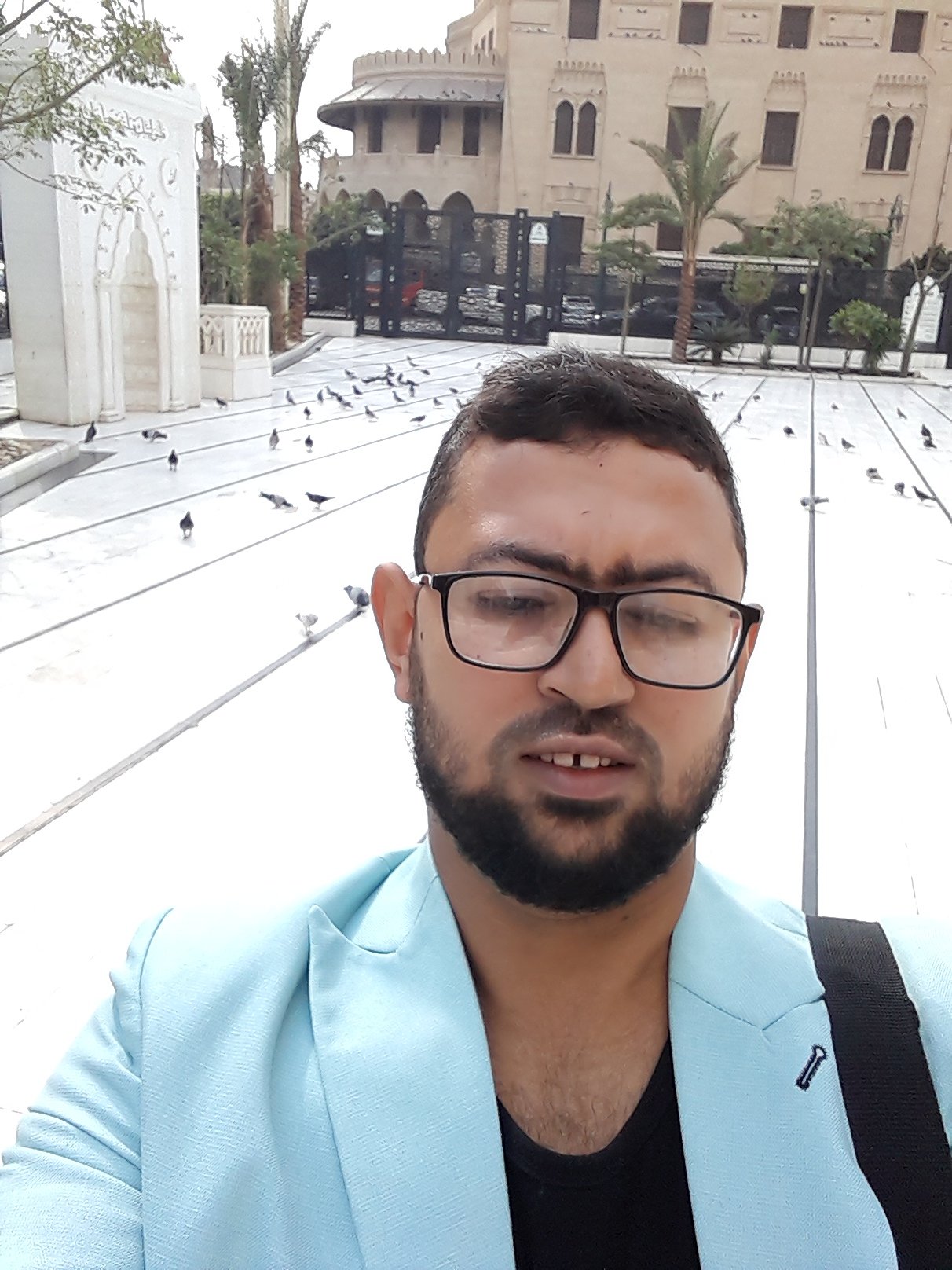 أقوم بتعليم اللغة العربية والقرآن الكريم والعلوم الإسلامية