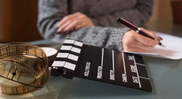 اقوم بكتاته السيناريوهات و القصص الجديده وكتابة الكتب باللغتين العربية والانجليزية